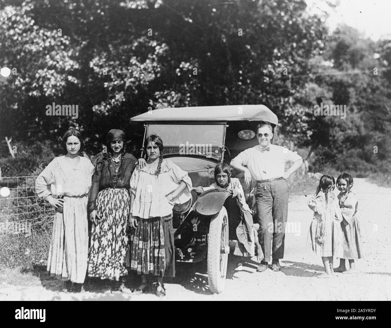 1930-USA. Roma-Frauen und Kinder und Mann mit Auto Stockfoto