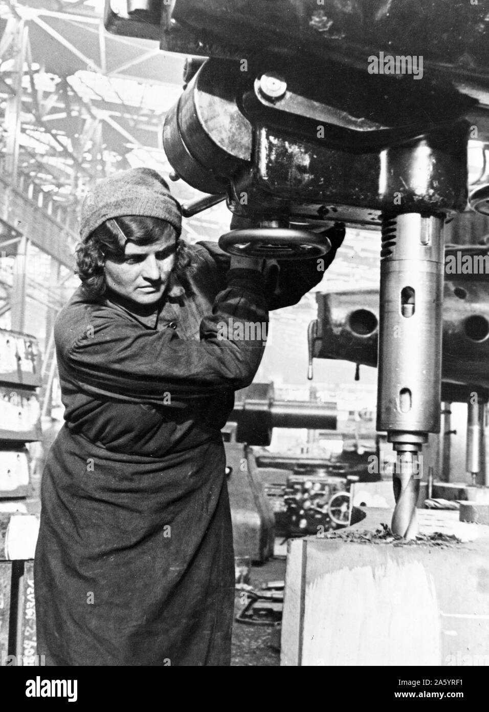 Moskaus Fabriken, wo Tausende von Frauen Männer im zweiten Weltkrieg ersetzt. Stockfoto