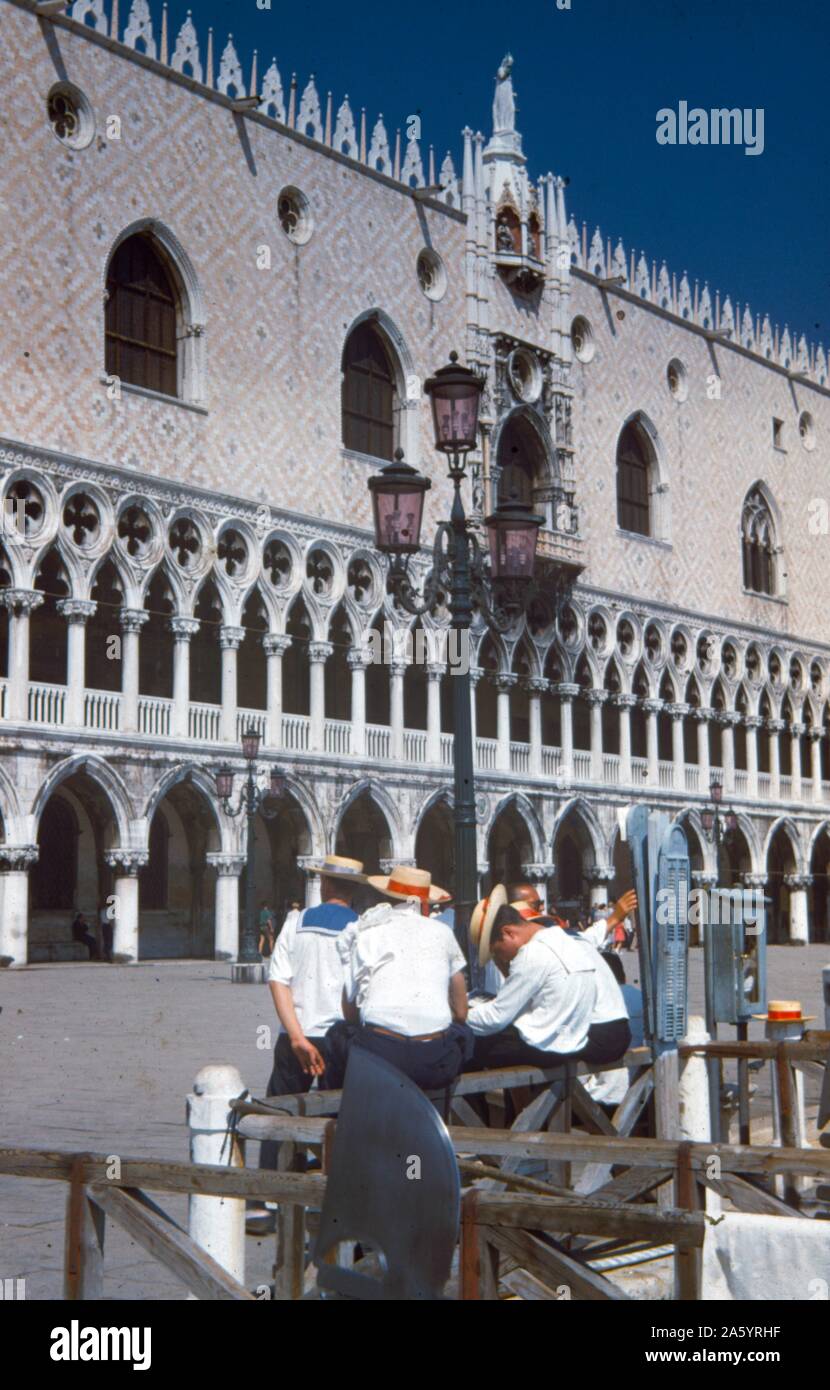 Pfosten Zweiter Weltkrieg: Arbeitslose Gondolieri Dogen Palast, Venedig; Italien 1945 Stockfoto