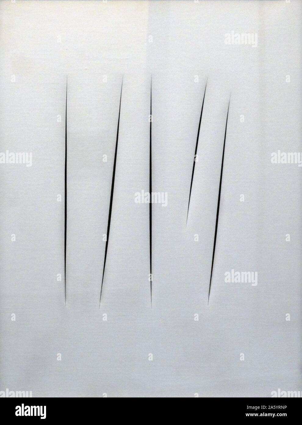 Concetto Raumfahrtagentur (Raumkonzept) 1962 gemalt von Lucio Fontana 1899-1968. Lucio Fontana war ein italienischer Maler, Bildhauer und Theoretiker der argentinischen Geburt. Er wurde vor allem bekannt als Begründer der Räumlichkeit und seine Beziehungen zur Arte Povera Stockfoto