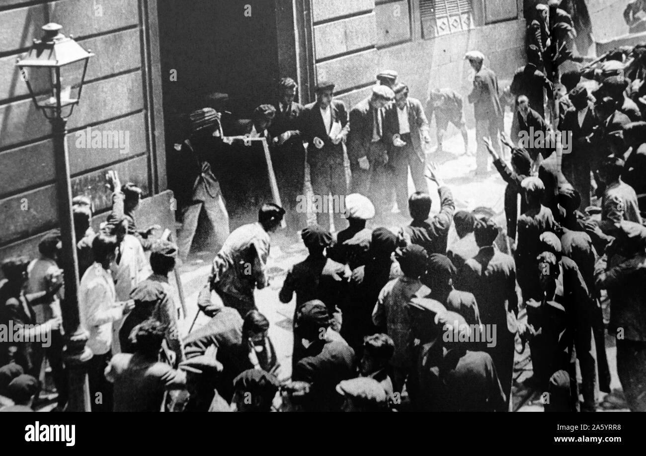 Massen-Beute und Amoklauf durch das Kloster von Isabel der katholischen in Spanien 1931. Zwischen 10. Mai und 13. Mai 1931 brannten mehrere Klöster und andere religiöse Gebäude in Spanien. Die Unruhen begannen in Madrid und fegte über Spanien Stockfoto