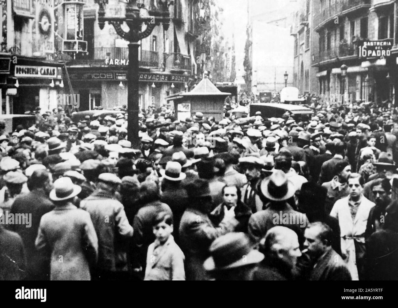 Eine Menschenmenge versammelt sich in Madrid während eines Streiks im Jahr 1931 Stockfoto