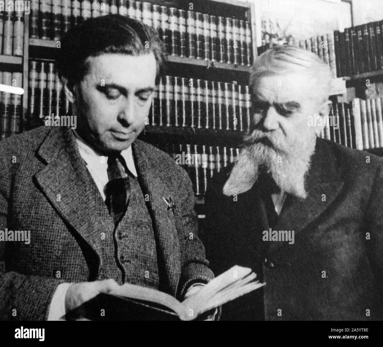 Ilya Grigoryevich Ehrenburg (1891 – 1967), sowjetischer Schriftsteller und Journalist mit spanischen Kommunisten Isidoro Acevedo (1867 – 1952). Stockfoto