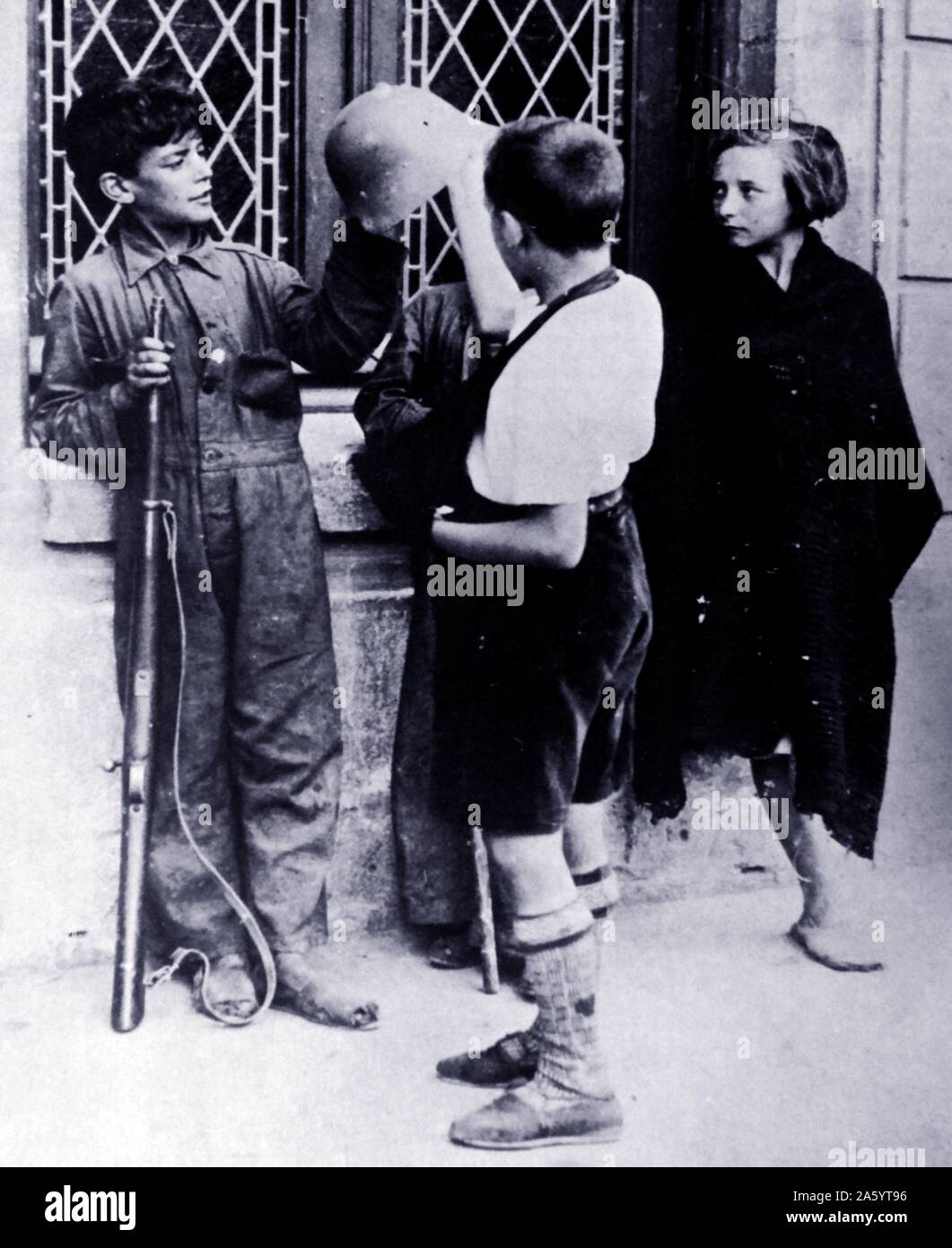 Drei jungen und ein Mädchen mit Waffen im Frühjahr 1937 während des spanischen Bürgerkriegs Stockfoto