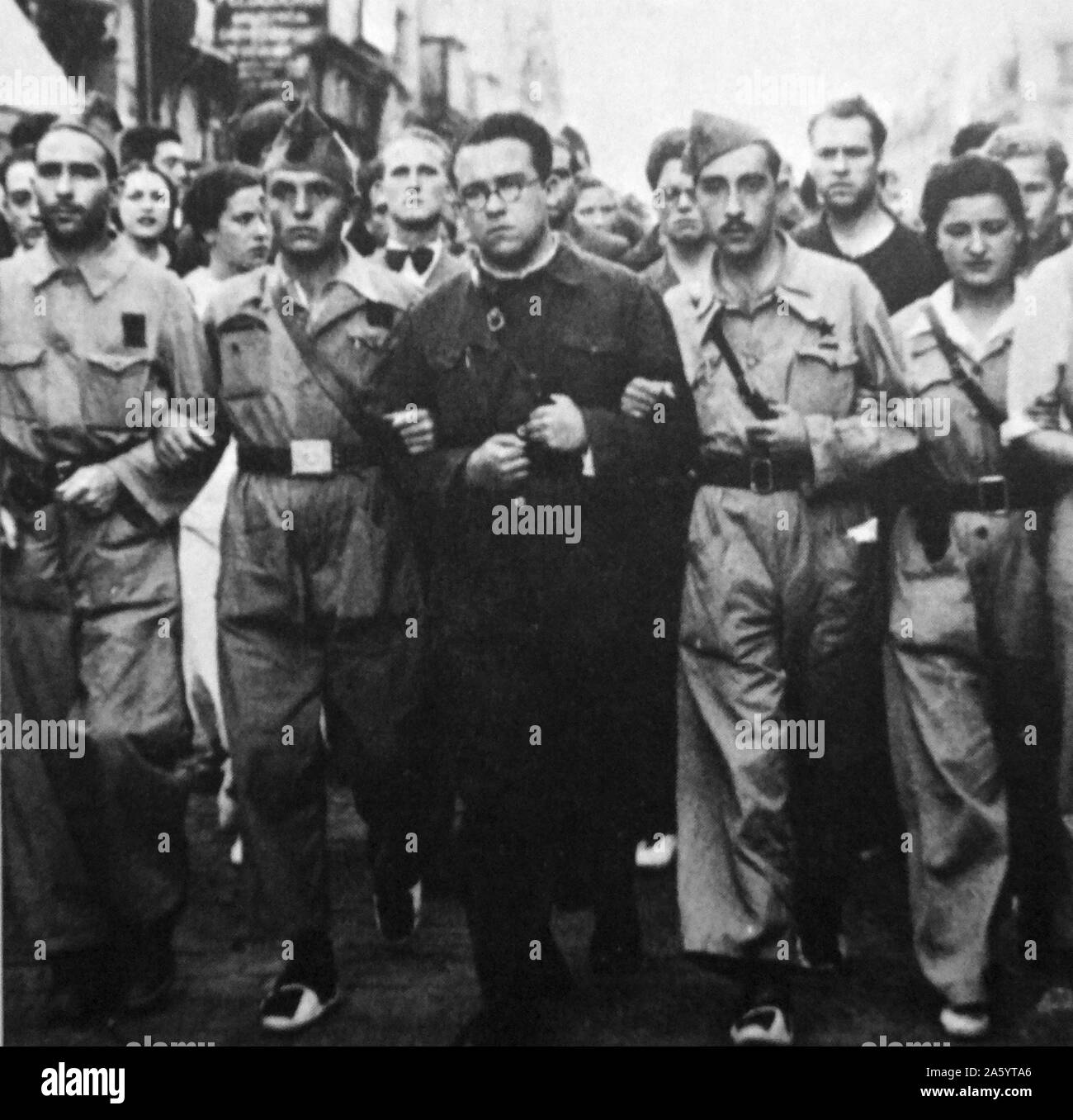 José Santiago Carrillo führt eine Miliz März während des Spanischen Bürgerkriegs. José Santiago Carrillo (1915 - 2012) spanischer Politiker, der als Generalsekretär der Kommunistischen Partei Spaniens (PCE) von 1960 bis 1982 gedient. Er kam später Euro Kommunismus und demokratischen Sozialismus zu umfassen Stockfoto