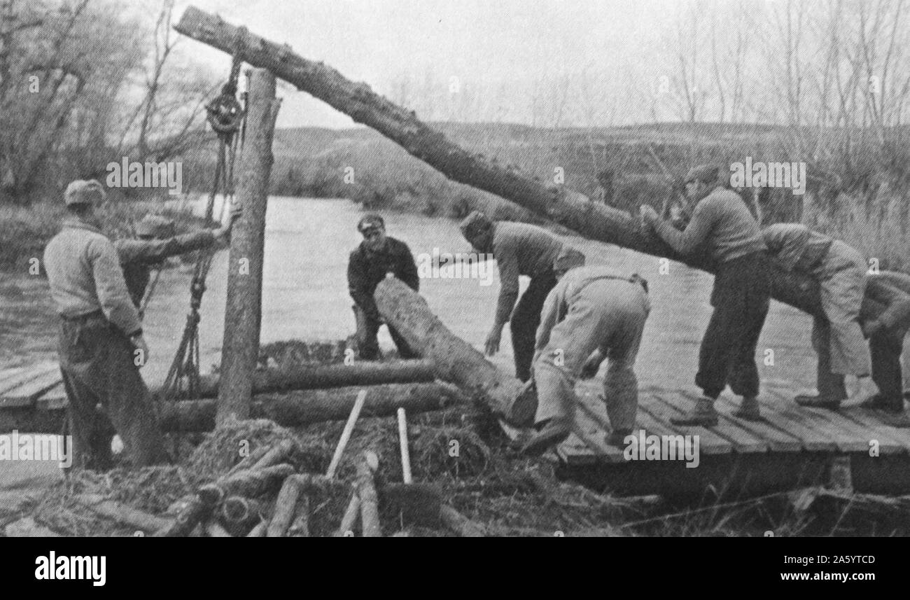 Republikanische Soldaten bauen eine Brücke während des spanischen Bürgerkrieges Stockfoto