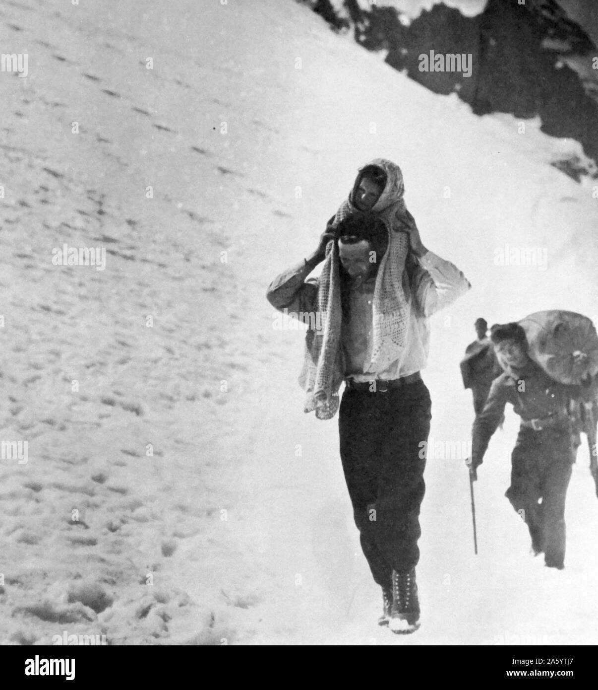Flüchtlinge überqueren schneebedeckten Berge aus Spanien nach Luchon, Frankreich, Flucht über die Pyrenäen, während des spanischen Bürgerkriegs Stockfoto