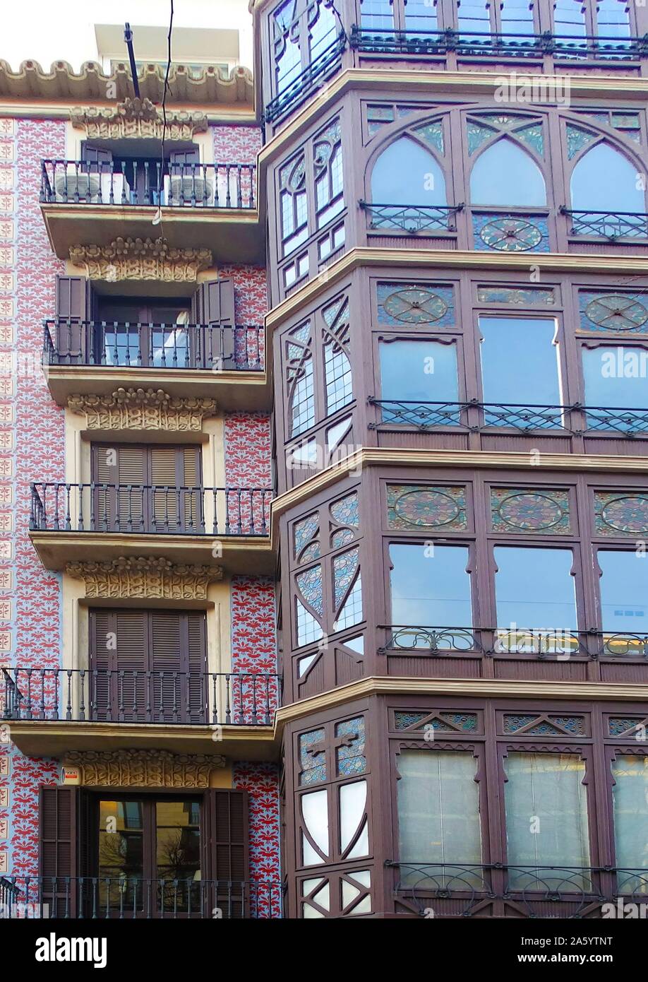 Fassade des Appartements aus dem frühen zwanzigsten Jahrhundert, Barcelona, Spanien Stockfoto