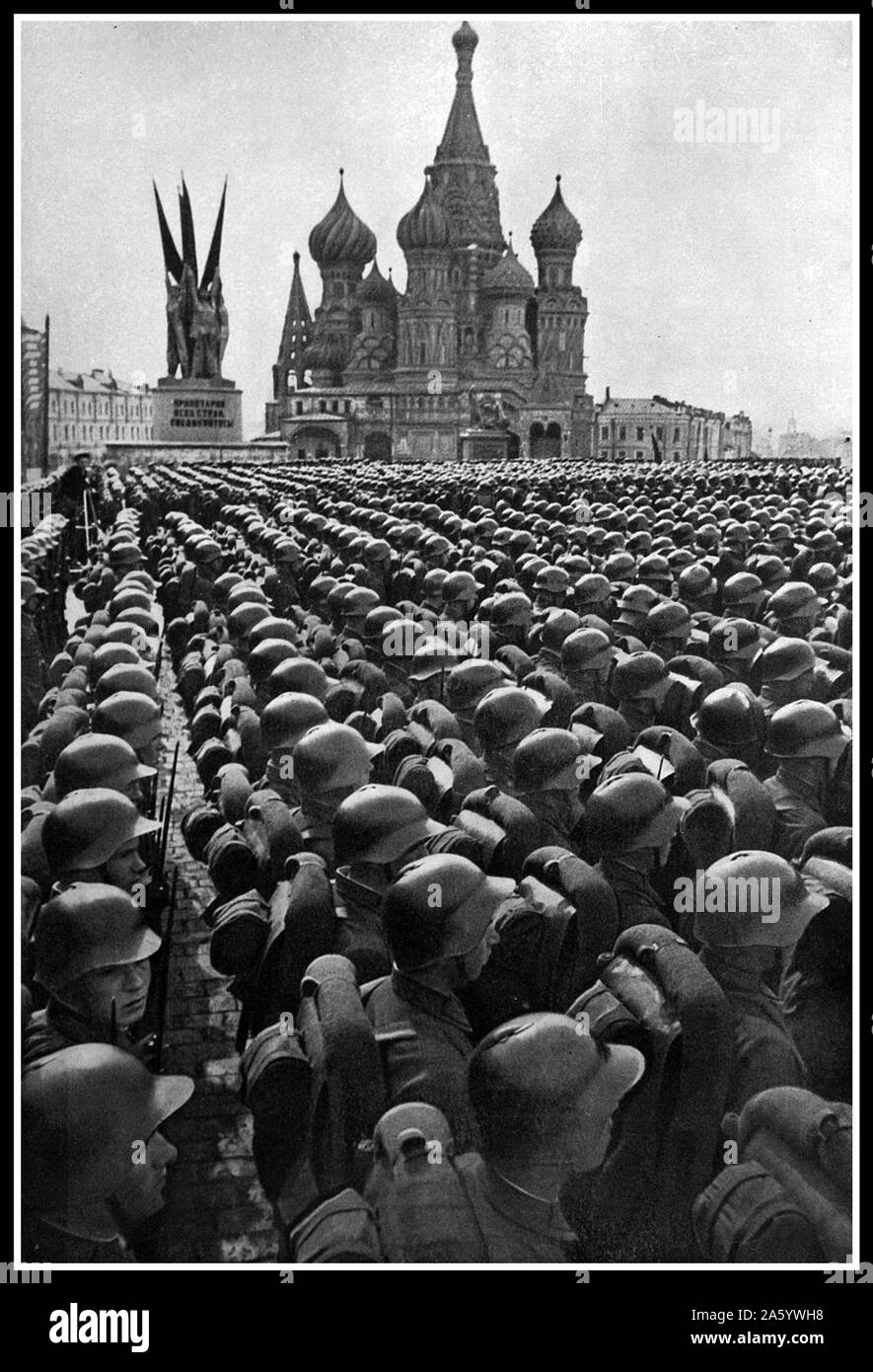 Sowjetunion, roten Platz in Moskau ist die Kulisse für eine Parade von Soldaten der Roten Armee 1936 Stockfoto