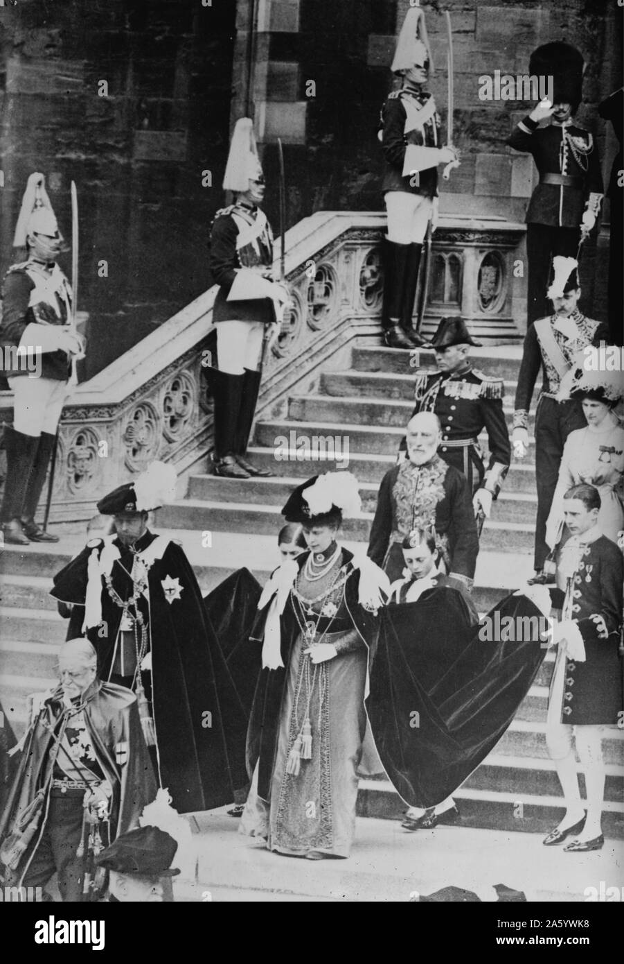 König von England, George V und seine Frau Mary von Teck, die St.-Georgs Kapelle in Windsor Castle zu verlassen, nachdem der Prinz von Wales (dem späteren Edward VIII) mit der Bestellung des Hosenbandordens investiert wurde. Dieses Ereignis war einer von mehreren Staatsfunktionen im Vorfeld George V Krönung am 22. Juni 1911, in der Westminster Abbey. Stockfoto