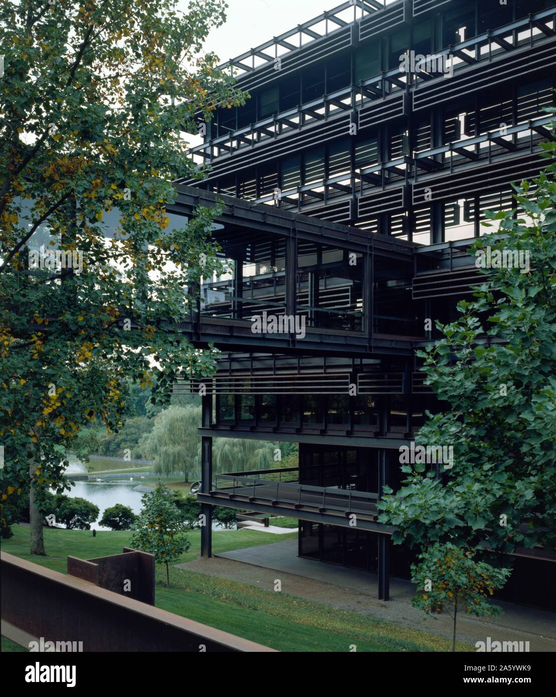 Deere & Firmensitz, Moline, Illinois, 1956-64. Von außen. entworfen von dem Architekten Eero Saarinen, 1910-1961 Stockfoto