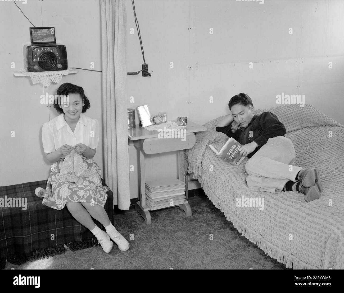 Japanisch-Amerikaner man während Zweiter Weltkrieg: Mr. und Mrs Dennis Shimizu Foto von Ansel Adams, 1902-1984, Fotograf [1943] Stockfoto
