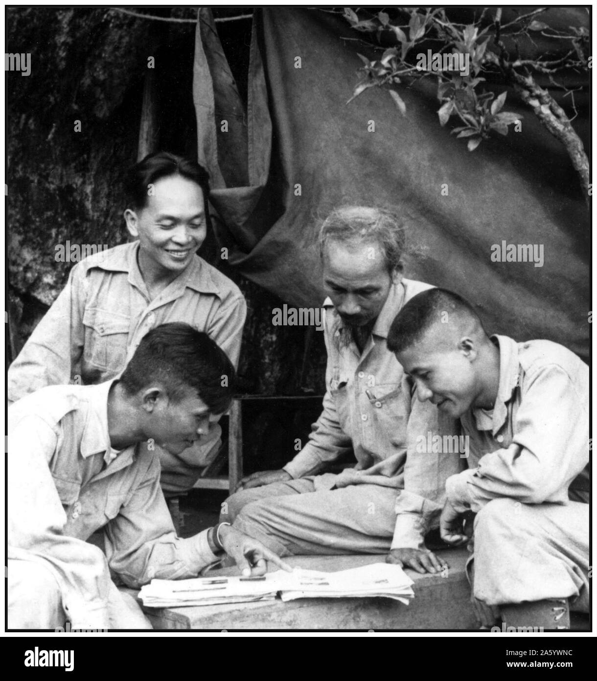 Vietnamesische kommunistische militärische Oberkommando ca. 1955. Oben links Ngyen Van Giap und richtige Ho Chi Minh Stockfoto