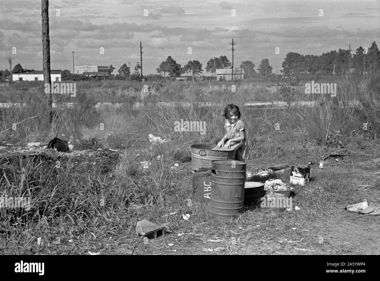 Arthur Rothstein, fotografieren: Waschtag. Die Tochter eines Migranten Obst Arbeitnehmers aus Tennessee, jetzt lagerten in der Nähe von Winter Haven, Florida, 1937 Stockfoto