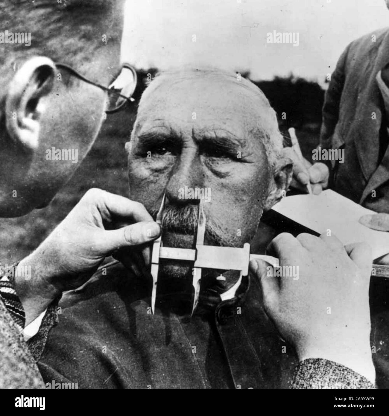 Ein Mann mit seiner Nase während der arischen Rasse Entschlossenheit Tests unter Nazi-Deutschlands Nürnberger Gesetze, die angewendet wurde, um festzustellen, ob eine Person ein "Jude" galt gemessen Stockfoto
