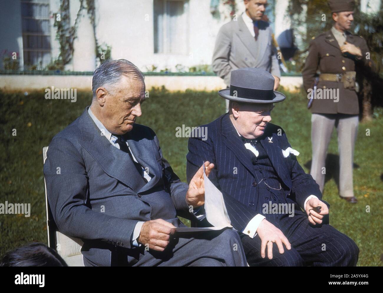 Zweiter Weltkrieg; Präsident Franklin D. Roosevelt und Premierminister Churchill auf der Konferenz von Casablanca in Marokko. 1943 Stockfoto