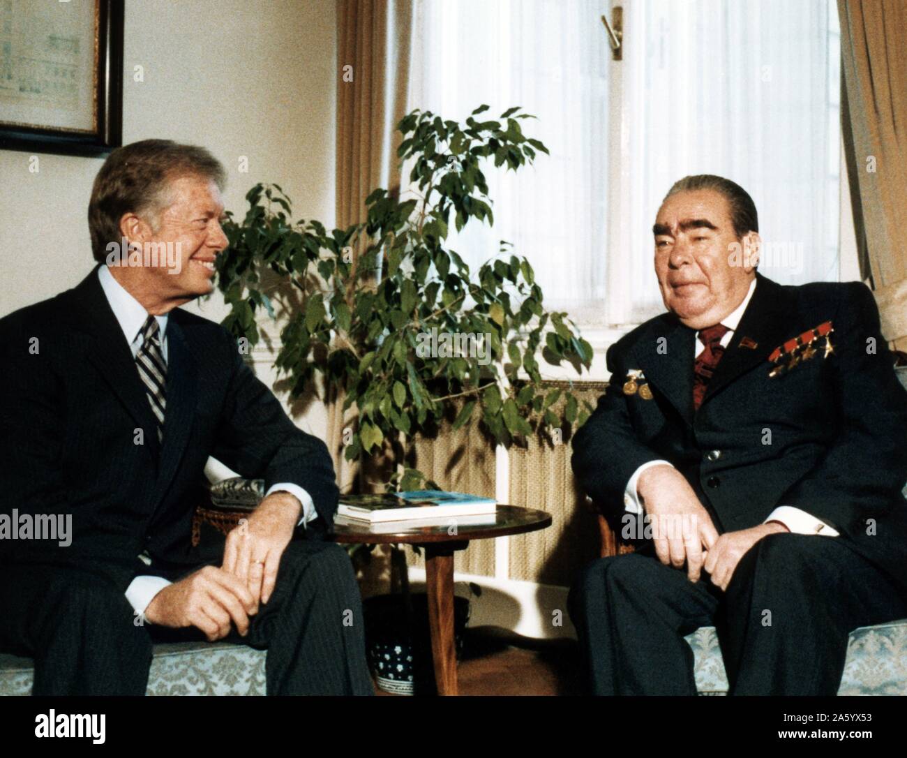 Während des Kalten Krieges sowjetischen russischen Präsident Leonid Breschnew mit US-Präsident Jimmy Carter. Teilnahme an der Vienna strategischen Waffen Einschränkung Vertrag Talks (SALT II), 1979. Stockfoto
