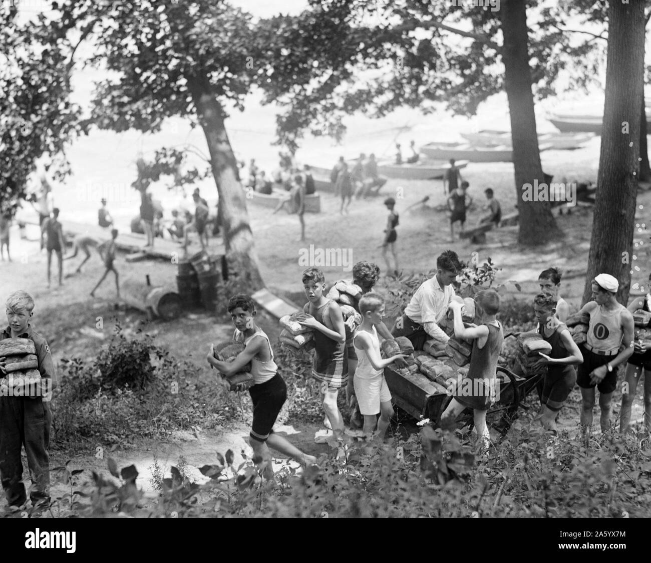 Gruppe von jungen tragen Brote von Güterwagen in der Nähe von Strand in Nord-Amerika 1923 Stockfoto