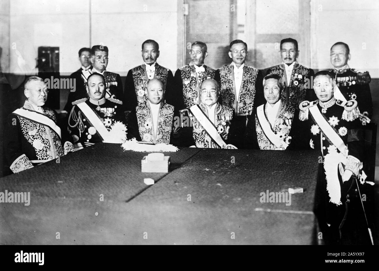 Japanische Kabinett, 1927 setzte Ministerpräsident Baron Tanaka Giichi (1864 – 1929) zuerst von rechts). Sein Nachfolger Osachi Hamaguchi sieht man stehend (4. von rechts) Stockfoto