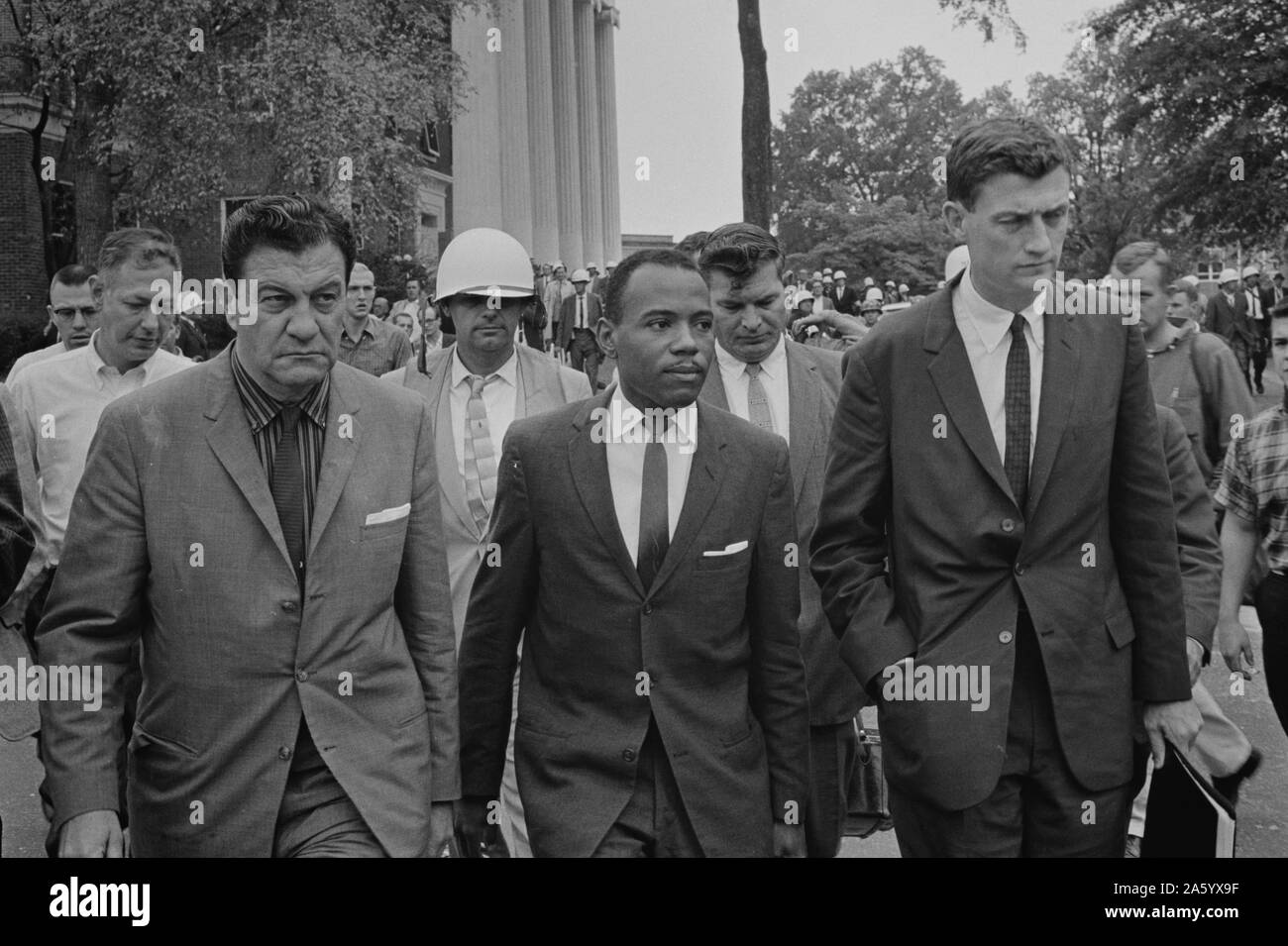 James Meredith (Afro-amerikanische Student) zu Fuß nach de-Abtrennung, begleitet von US-Marshals Missisippi Univ 1968-Klasse Stockfoto