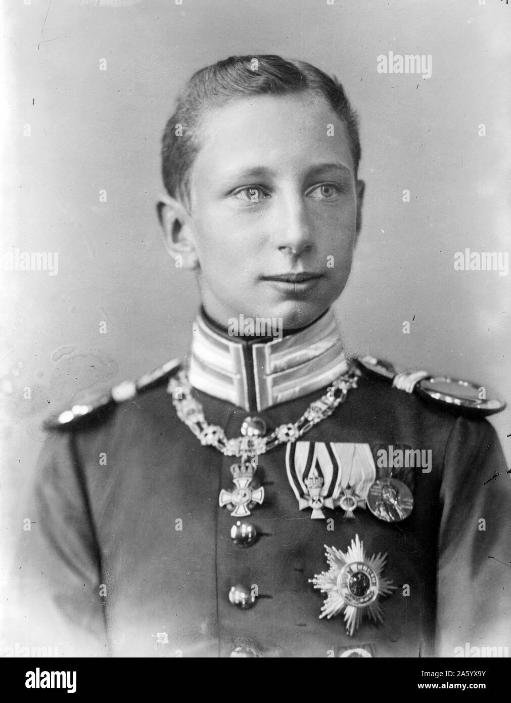 Fotografisches Porträt von Prinz Joachim von Preußen (1890-1920) Prinz Joachim Franz Humbert von Preußen war der jüngste Sohn von Wilhelm II., deutscher Kaiser, von seiner ersten Frau Augusta Victoria von Schleswig-Holstein. Datiert 1916 Stockfoto