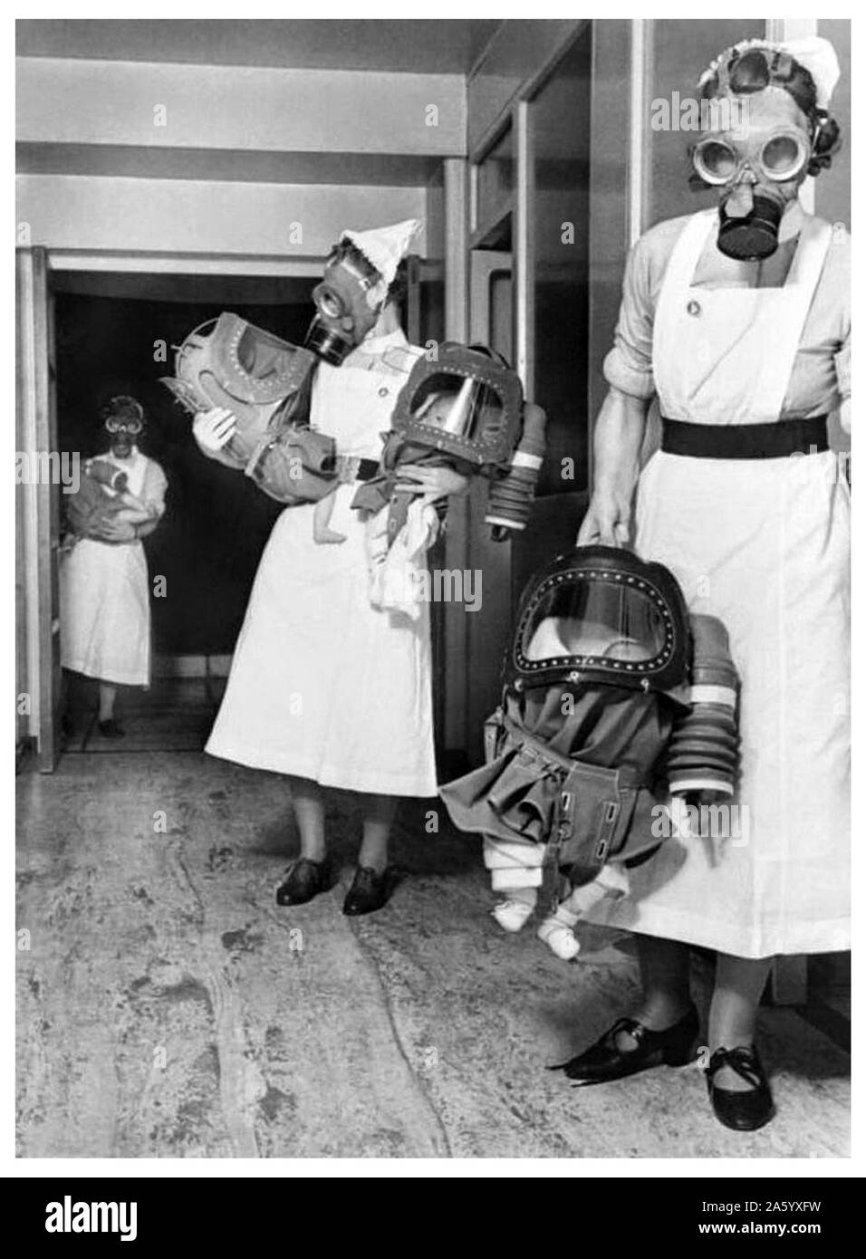 Fotografieren von Krankenschwestern Gasmasken auf Babys in einem englischen Krankenhaus testen. Datiert 1940 Stockfoto