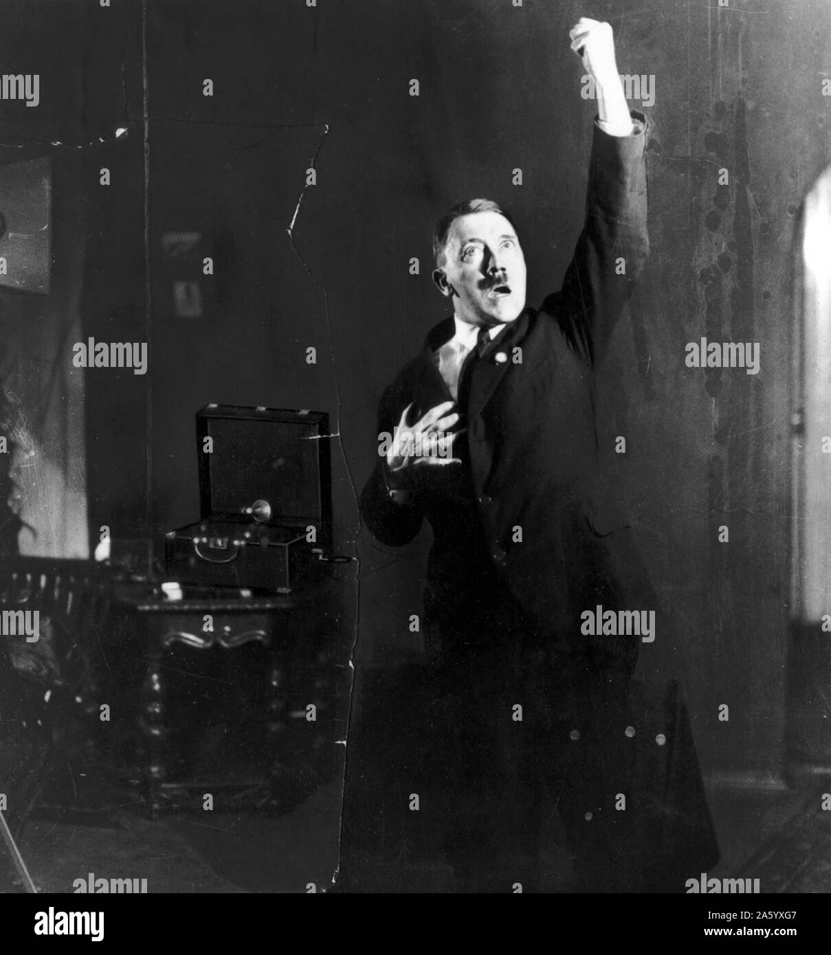 Deutschen Nazi-Führer Adolf Hitler (1889-1945) Österreich geborene deutsche Politiker, der Führer der NSDAP, eine Rede vor dem Spiegel geprobt wurde. Datiert 1933 Stockfoto