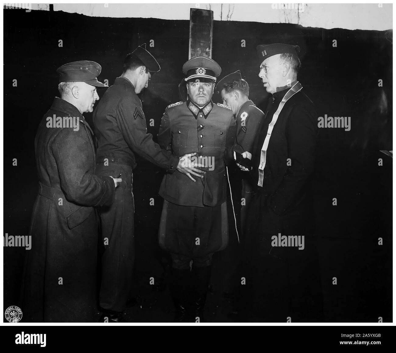 Foto von dem deutschen General Anton Dostler (1891-1945) gebunden an einen Pfahl vor seiner Hinrichtung durch ein Erschießungskommando, Italien. Datiert 1945 Stockfoto