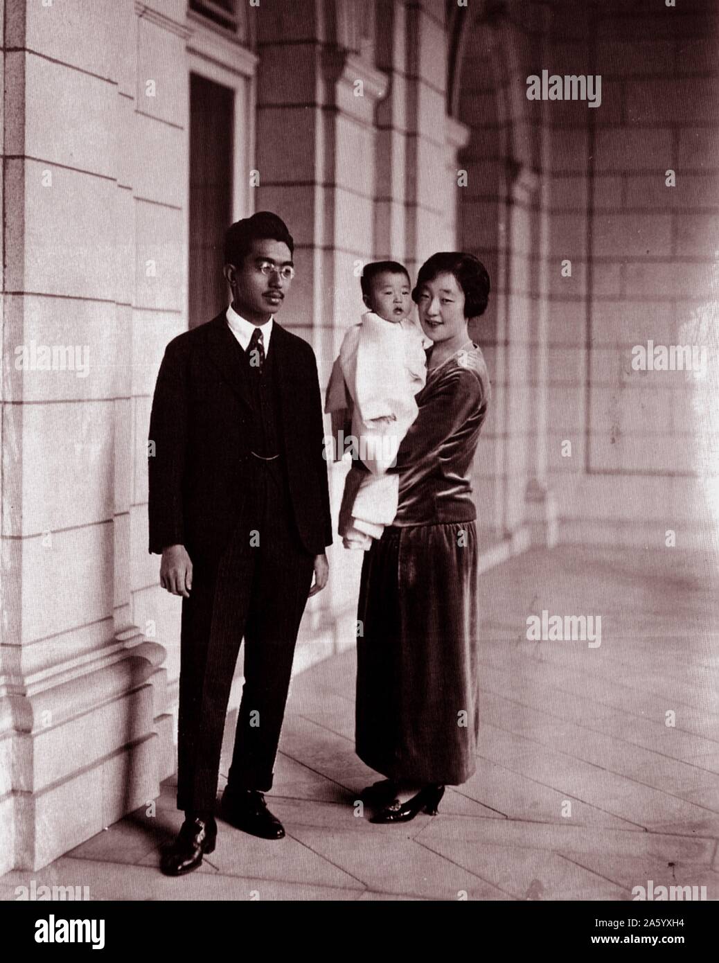 Foto von Kaiser Sh? wa (1901-1989) Kaiser von Japan, auch bekannt als Hirohito, Kaiserin K? jun und ihre Tochter Shigeko Higashikuni (1925-1961). Datiert 1928 Stockfoto