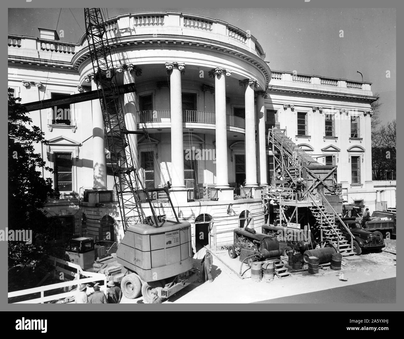 Foto von Baumaschinen vor dem weißen Haus während der Renovierung. Datierte 1950 Stockfoto