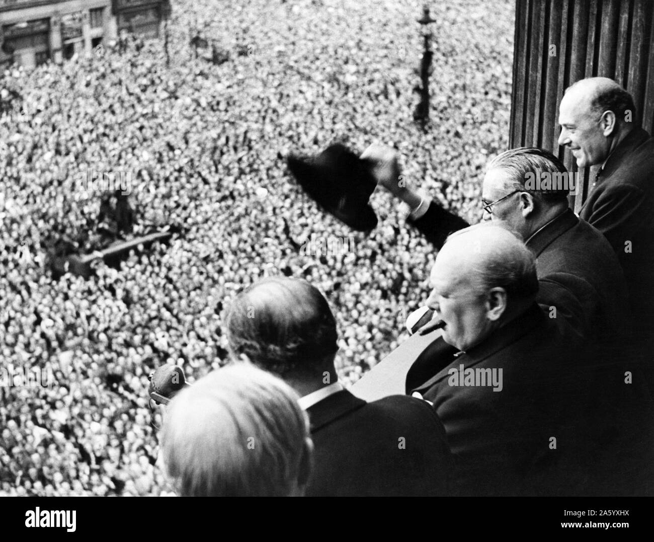 Fotografieren von Sir Winston Churchill (1874-1965), britischer Staatsmann, Premierminister des Vereinigten Königreichs, Blick auf Massen feiert das Ende des zweiten Weltkrieges in London war. Datiert 1945 Stockfoto