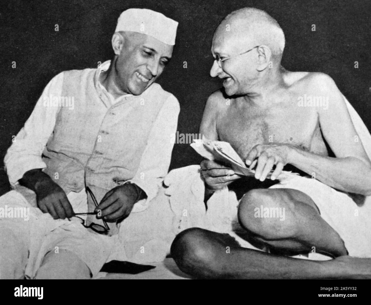 Pandit Jawaharlal Nehru, später Premierminister von Indien, (links) mit Mohandas Karamchand Gandhi (1869 – 1948), der überragende Führer der indischen Unabhängigkeitsbewegung im britisch beherrschten Indien. Stockfoto
