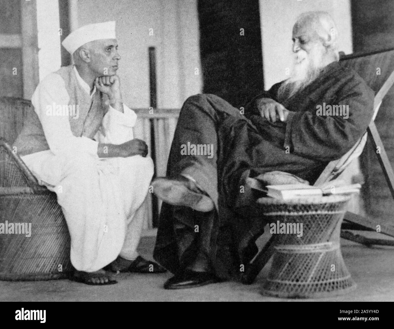 Rabindranath Tagore (1861 – 1941) direkt mit Pandit Jawaharlal Nehru, später Premierminister von Indien, 1940 Stockfoto