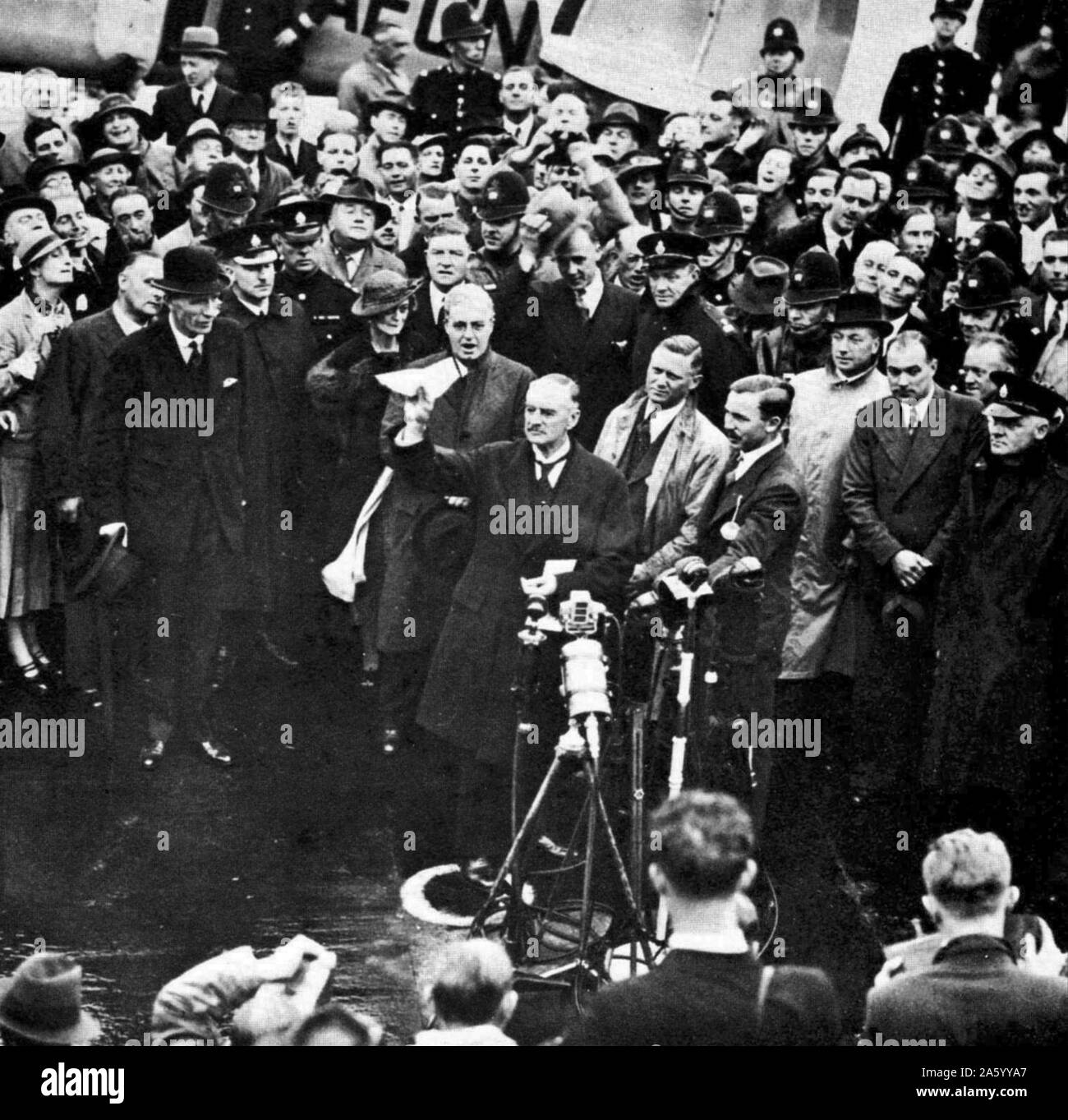 Arthur Neville Chamberlain (1869 – 9. November 1940) britischer konservativer Politiker, der als Premierminister 1937 bis Mai 1940 diente. Chamberlain kommt zurück in Großbritannien nach der Unterzeichnung des Münchner Abkommens 1938 Gegentor der Region deutschsprachige Sudetenland der Tschechoslowakei nach Deutschland Stockfoto