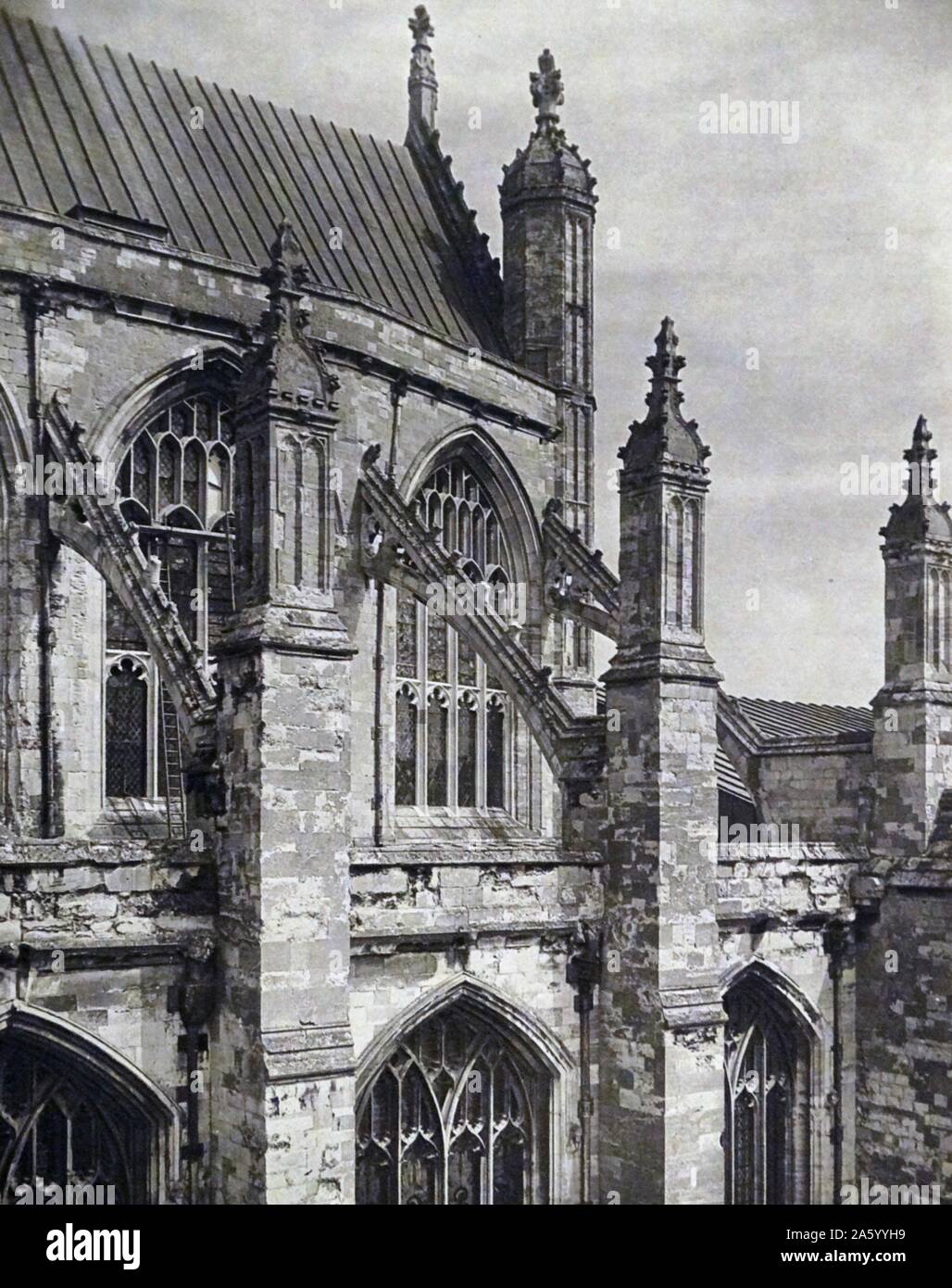 16. Jahrhundert hinzugefügt Strebebögen 11. Jahrhundert gotische Winchester Kathedrale in Winchester, Hampshire, England Stockfoto