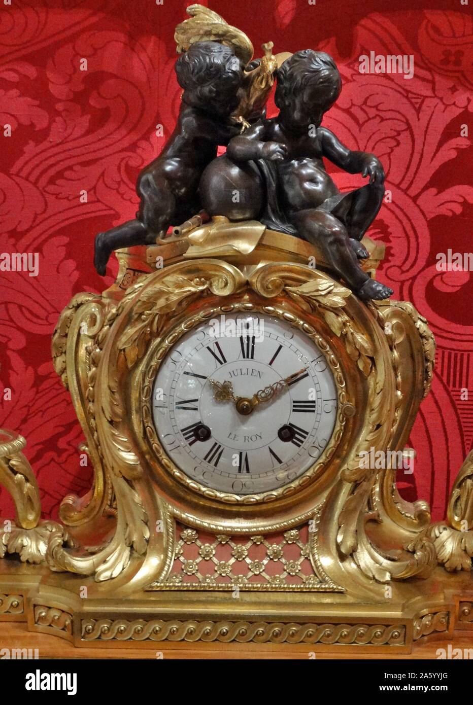 18. Jahrhundert Aktenschrank und Uhr, Jean-François Leleu, entworfen von Jean-Claude Thomas Chambellan Duplessis, der jüngere und beendet durch Jacques-Laurent Cosson der Uhr Fall zugeschrieben Stockfoto