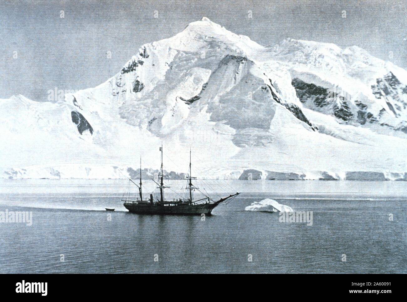 Die BELGICA verankert an Mount William. In: "Resultats du Voyage du S. Y. BELGICA de 1897-1898-1899 Stockfoto