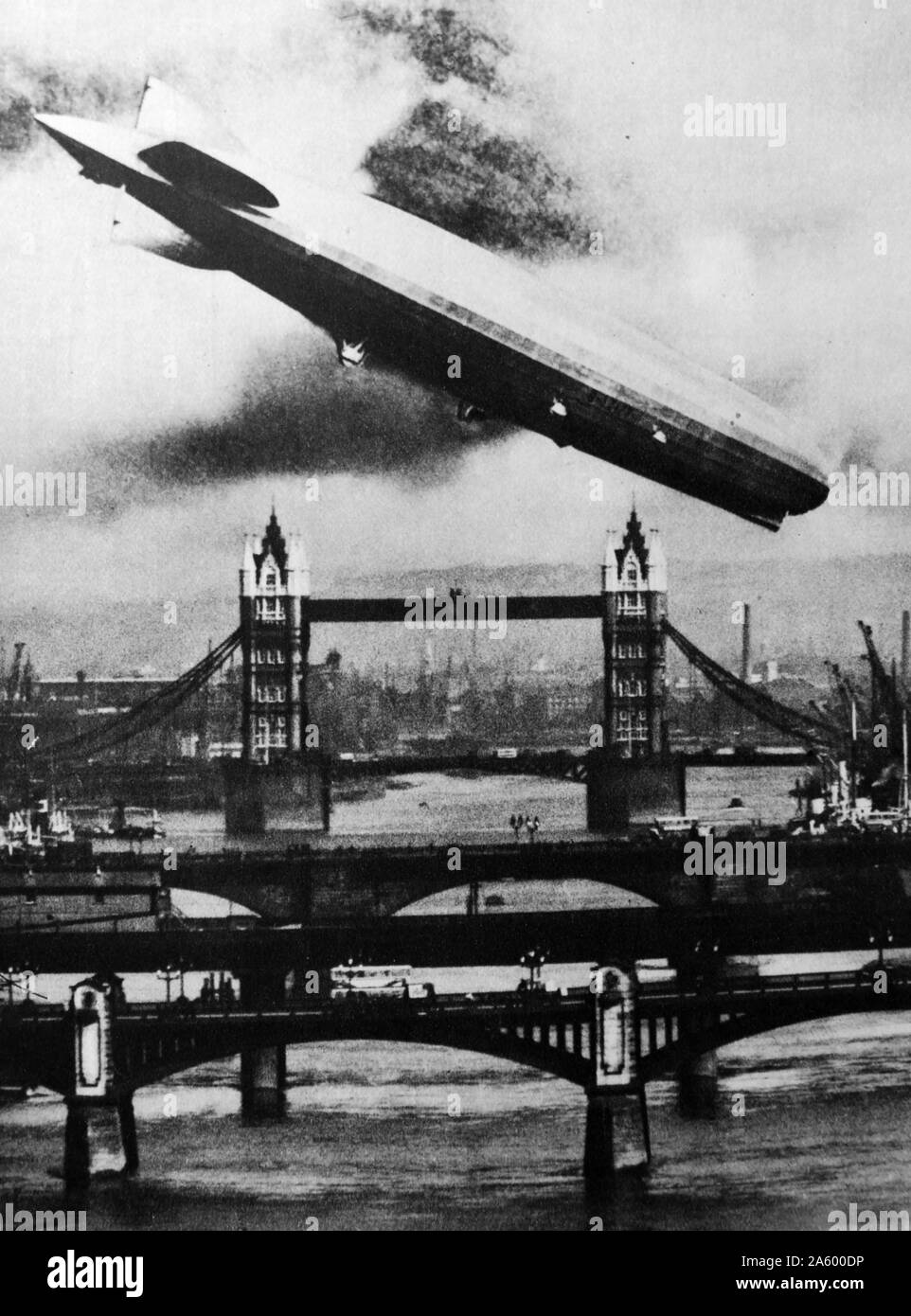 Das deutsche Luftschiff der Graff Zeppelin fliegt über die Tower Bridge, London, 1931 Stockfoto