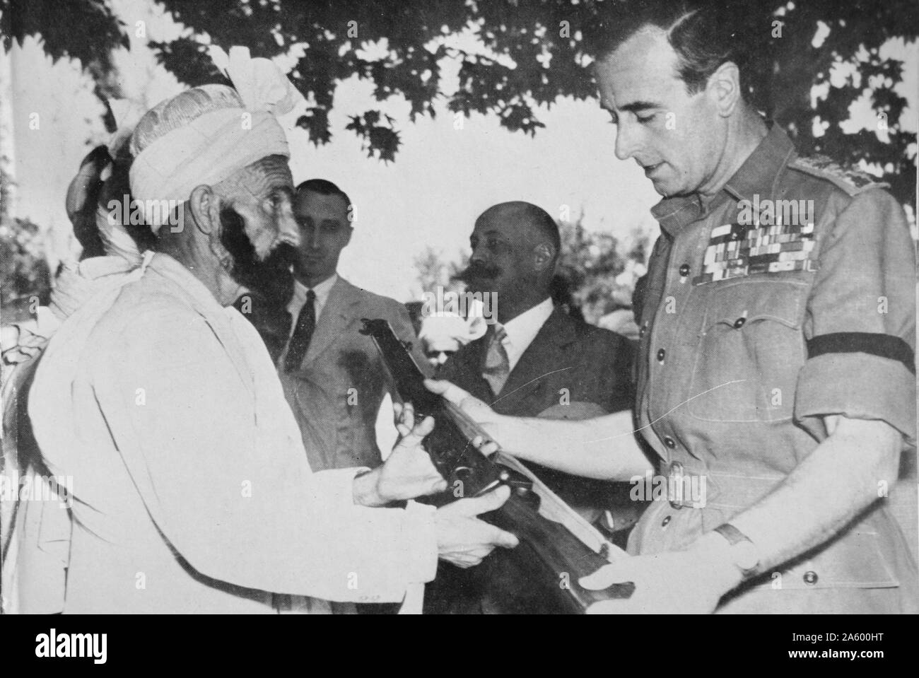 Vizekönig von Indien, Lord Mountbatten mit einem Gewehr 1947 vorgestellt Stockfoto