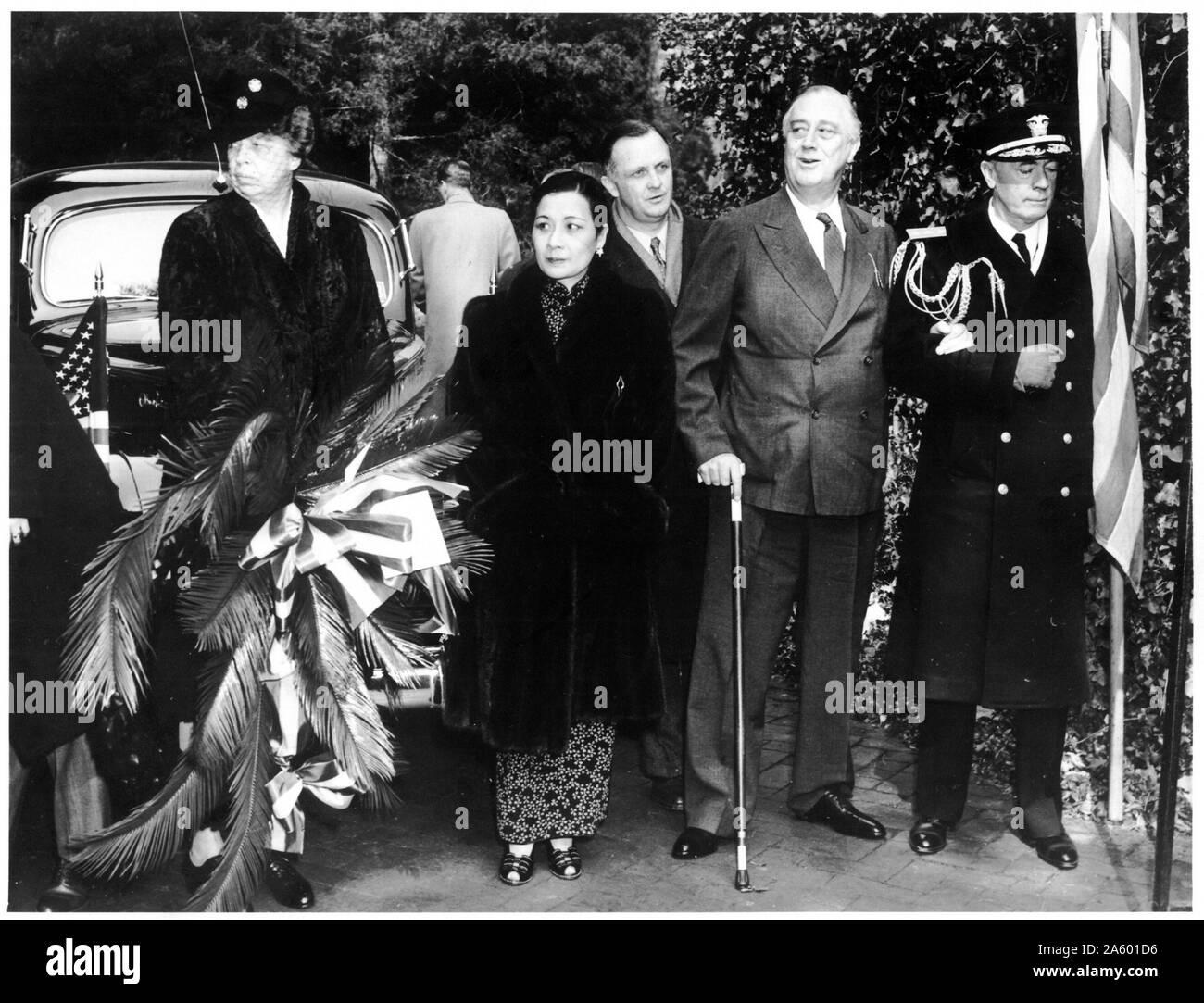 Eleanor und Franklin Roosevelt erhalten Soong Mei-Ling oder Soong May-Ling, auch bekannt als Madame Chiang Kai-Shek 1943 Stockfoto