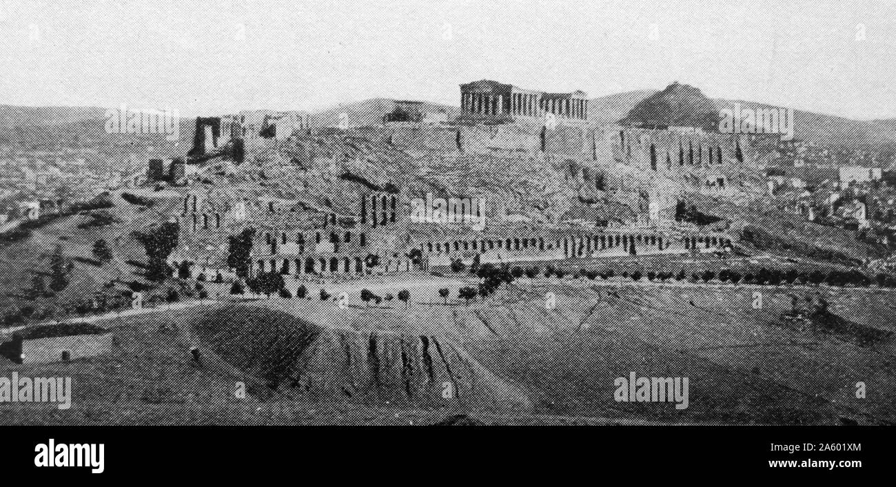 Blick auf die Akropolis aus dem Süden. Die Akropolis von Athen ist einer alten Zitadelle befindet sich auf einem hohen Felsvorsprung oberhalb der Stadt Athen und die Überreste von mehreren alten Gebäuden große architektonische und historische Bedeutung, die bekanntesten sind der Parthenon. Datiert 1897 Stockfoto