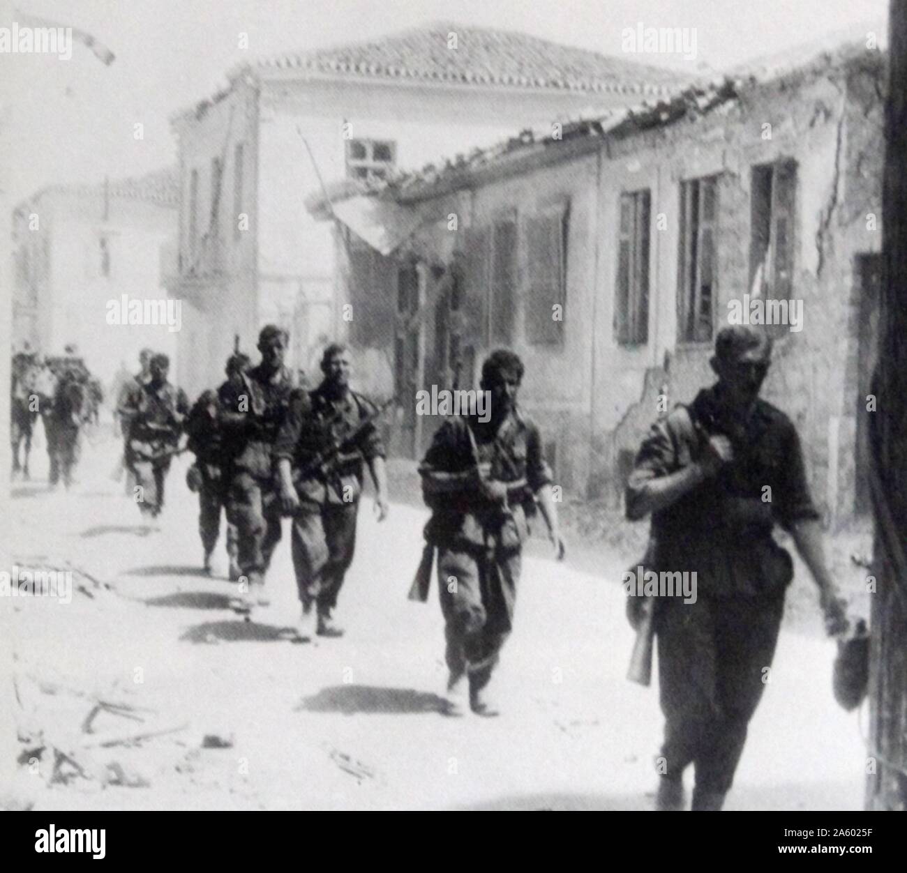 Weltkrieg zwei deutsche soldaten in griechenland 1941 Fotos und Bildmaterial in hoher