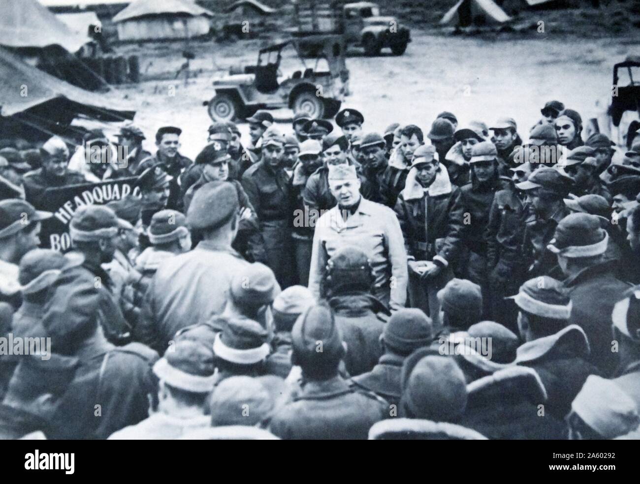 General Arnold bei einem Besuch in einem US Air Force Base in Nordafrika. Stockfoto