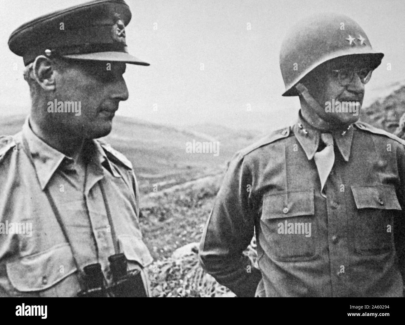 Der englische General Kenneth Anderson und der amerikanische General Omar Bradley während der tunesischen Kampagne. Stockfoto