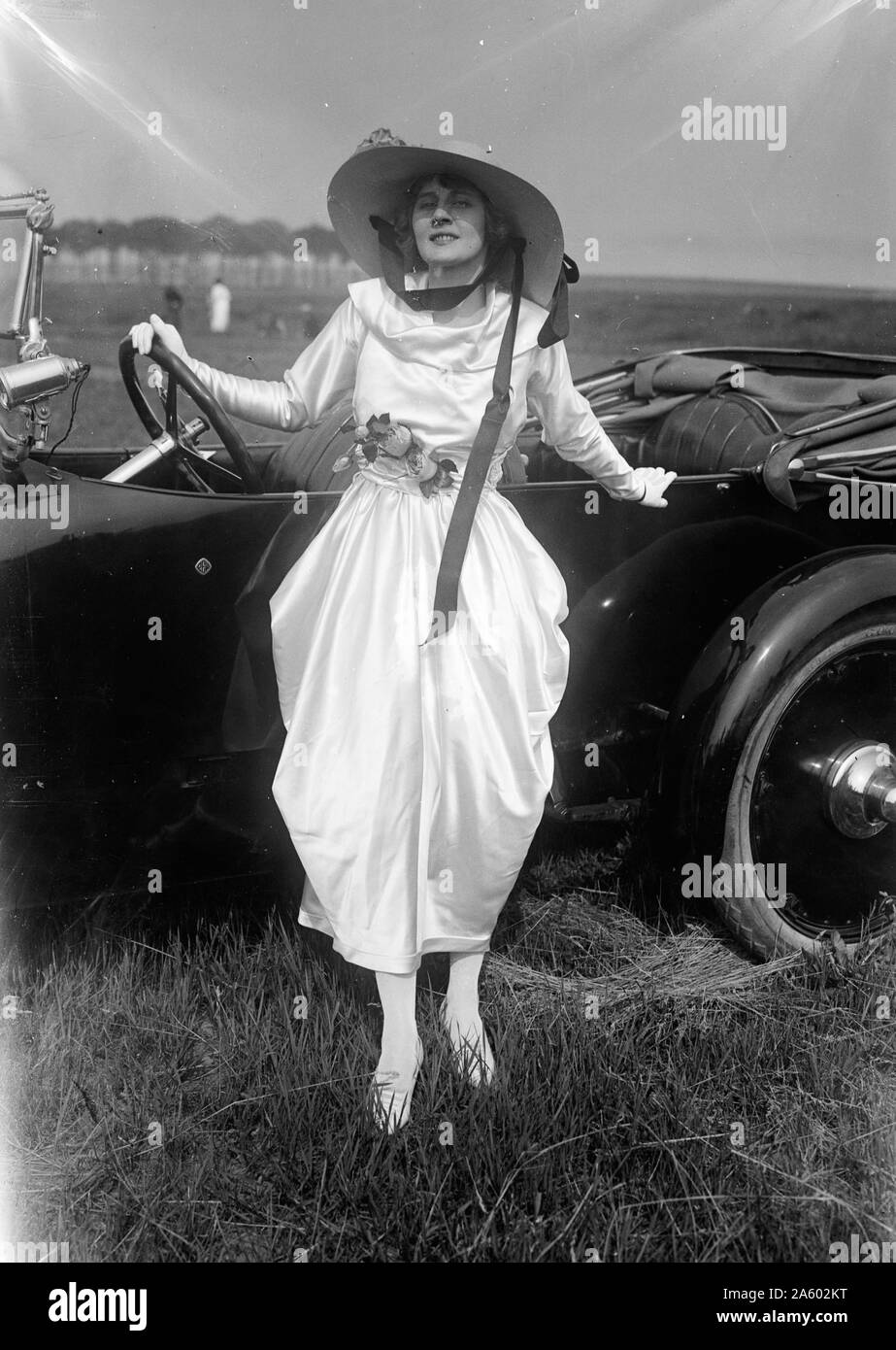 Amerikanischer Stummfilmstar Gertrude McCoy in ihrem Oldsmobile am Automobil Fashion show bei Schafen statt Kopf Bay Speedway, New York City, 23. Juni 1917 Stockfoto