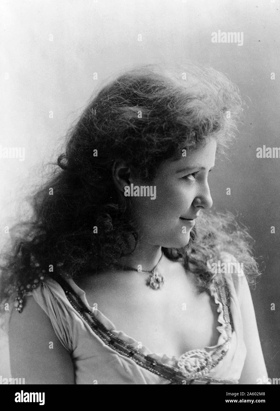 Louise Beaudet, Stummfilm-Schauspielerin, Sängerin und Tänzerin, Kopf und Schultern, 1891. fotografiert von Benjamin Falk, 1853-1925 Stockfoto
