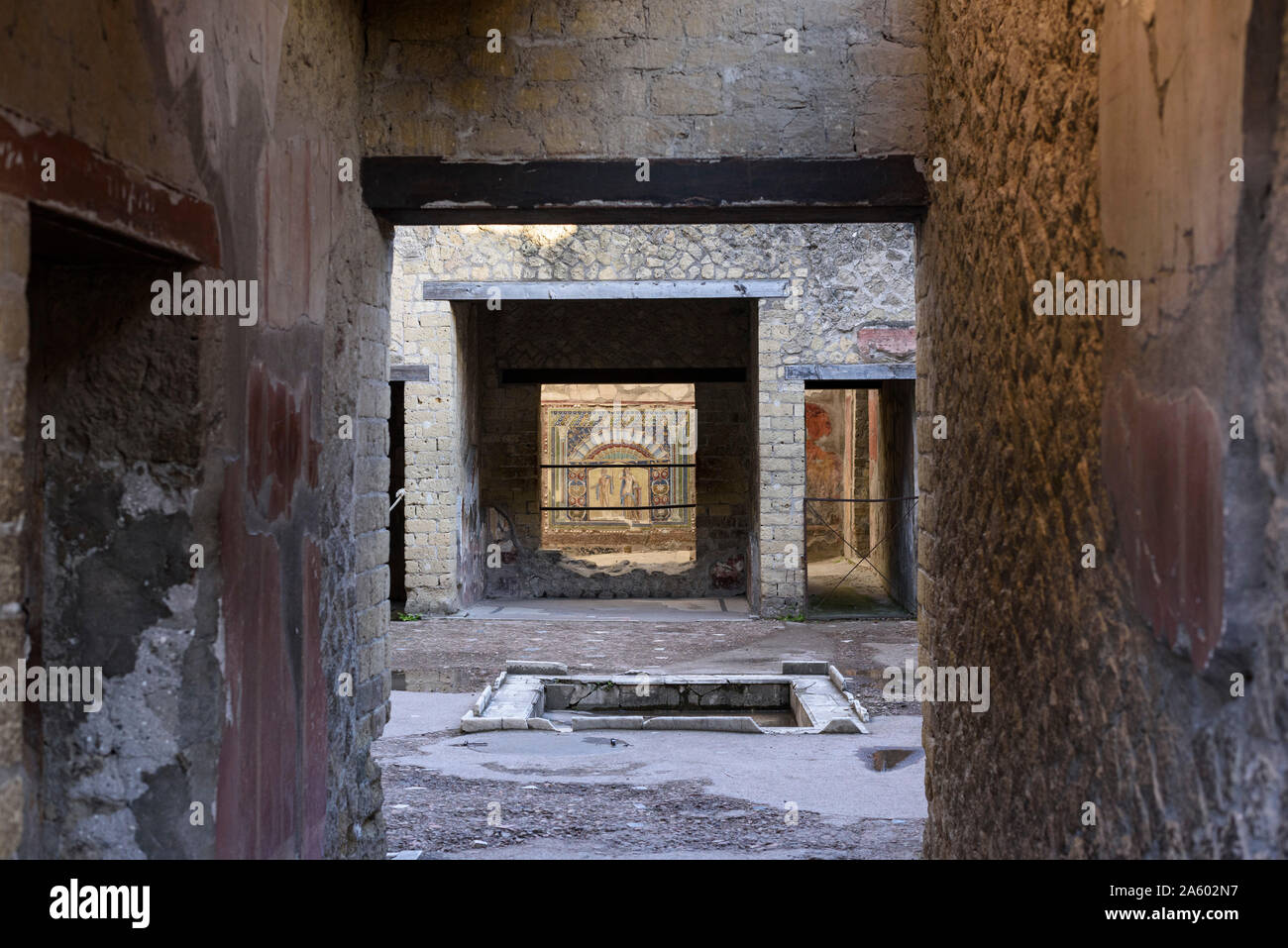 Ercolano. Italien. Archäologische Ausgrabungen von Herculaneum. Blick auf das Atrium in Richtung triclinium im Casa di Nettuno e Anfitrite (Haus der Neptun ein Stockfoto