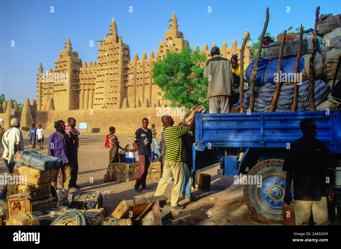 Djenne, Mali; Männer laden ihre LKW nach Markttag vor der großen Moschee Stockfoto
