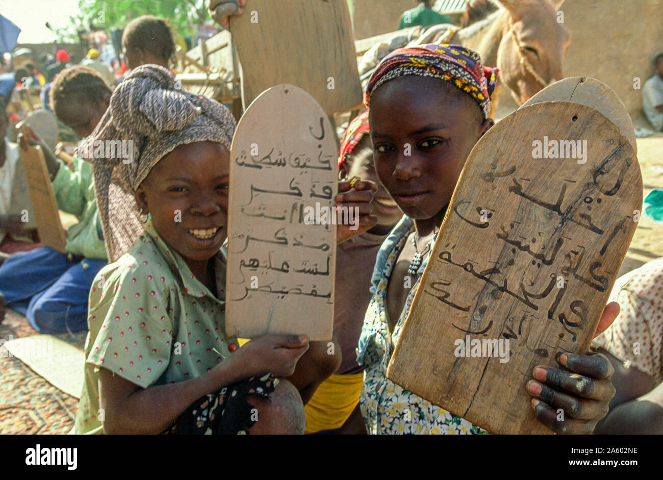 Djenne, Mali; Mädchen halten ihre Kopie-Boards in der islamischen Schule hinter der großen Moschee Stockfoto