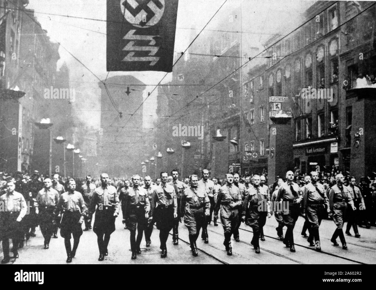 Adolf Hitler und die Nazis marschieren gegen den Versailler Vertrag. Stockfoto